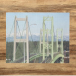 Puzzle Paisaje de los puentes de Tacoma Narrows<br><div class="desc">Un desafiante rompecabezas de rompecabezas de 16 x 20 pulgadas que presenta una imagen panorámica y paisajística de los puentes de Tacoma Narrows que se extienden por el Canal Narrows de Puget Sound,  Washington,  junto con una vista de las montañas olímpicas en el fondo. ¡Diversión para toda la familia!</div>