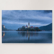 Paisaje fotográfico de la hora azul en el lago Ble