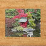 Puzzle Panorama de estanques de jardín japonés<br><div class="desc">Un desafiante rompecabezas que presenta una imagen fotográfica de un hermoso estanque de jardín japonés que incluye un santuario Shinto rojo, miniatura y coloridas hojas de otoño. Seleccione su tamaño de rompecabezas. ¡Diversión para toda la familia! NOTA: Imagen no optimizada para el tamaño del rompecabezas cuadrado. Foto: Parque Point Defiance...</div>