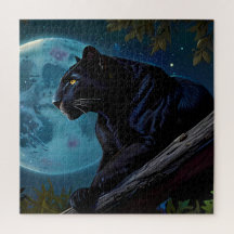 Pantha negro lindo sobre una luna azul de árbol