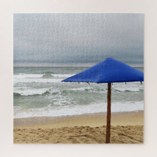 Puzzle Parasol azul frente al mar en la arena, olas, océa