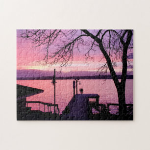 Puzzle Pareja de silueta en el muelle con cielo rosa de s