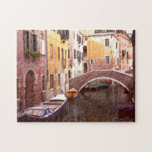 Puzzle Pasarela En Un Colorido Barrio De Venecia.