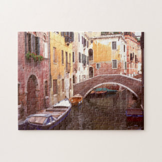 Puzzle Pasarela En Un Colorido Barrio De Venecia.