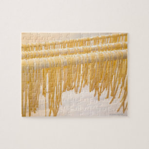 Puzzle Pasta recién hecha secándose en un rack de madera