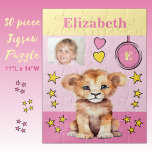 Puzzle Pequeña foto de un león con nombres de niños amari<br><div class="desc">Rompecabezas de 30 piezas para los niños. Con un lindo león,  con estrellas y corazones de amor. Añadir un nombre,  inicial y una foto. Esquema de colores: idea de regalo para niños rosa y amarillo.</div>