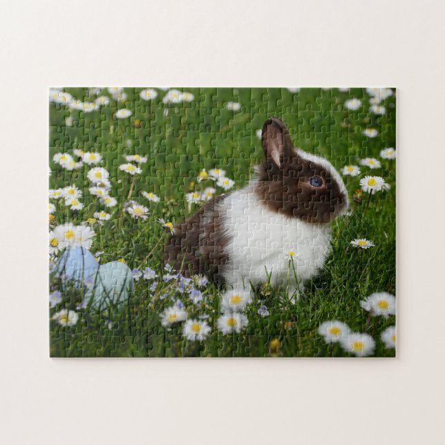 Puzzle Pequeño conejo marrón y blanco en flores (Horizontal)