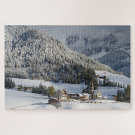 Puzzle Pequeño pueblo en la nieve en las montañas en