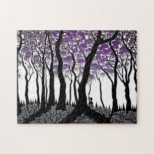 Puzzle Persona oculta en un bosque con hojas moradas