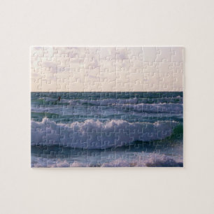 Puzzle Persona que practica surf solitaria en la playa