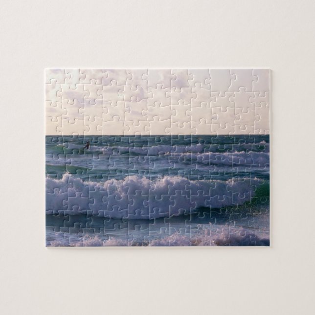 Puzzle Persona que practica surf solitaria en la playa (Horizontal)