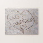 Puzzle Personalizado de escritura de arena de destino rec<br><div class="desc">Este rompecabezas presenta una fotografía de las palabras "Just Married" escrito apresuradamente en la arena - perfecto para aquellos que tuvieron bodas en la playa, tropicales o de destino! Añade el nombre, la fecha del boda y la ubicación de un dulce regalo de puzzle personalizado! O, añade tu propio mensaje...</div>
