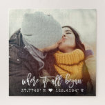 Puzzle Personalizado de moda coordina la foto del guión d<br><div class="desc">Moderno, moda guion tipografía de diseño leyendo ' Donde todo empezó ' sobre sus coordenadas personalizados del lugar donde conoció a su ser querido. Tu foto favorita hace de esto un regalo único para el El día de San Valentín, para los recién casados o ( bodas ) aniversario. Tanto romántico...</div>