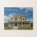 Puzzle Personalizado de regalo para la casa y familia de<br><div class="desc">Personalice un regalo único para una familia con un nuevo rompecabezas de hogar al poner la fotografía de su casa en un personalizado. Personalizar con su apellido y fotografía inmobiliaria.</div>