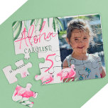 Puzzle Personalizado tropical Aloha Regalo por cumpleaños<br><div class="desc">Guión de tipografía de estilo manuscrito Aloha 5 años chica trendy de hawaiano luau regalo de honor de cumpleaños con aves flamingo rosa fucsia y hojas tropicales verdes.                  Puede ser una celebración virtual sorpresa o de larga distancia regalos personalizados de mantenimiento para niños o adolescentes cumpleaños de verano.</div>