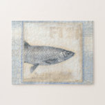 Puzzle Pescado gris en fondo beige<br><div class="desc">El artista Norman Wyatt es talentoso y conocido por sus impresiones artísticas sobre la vida marina. En esta imagen vívida, captura un pez gris en su estilo más natural. También añadió un marco azul y beige de inspiración vintage para que parezca más único y contemporáneo. Esta pieza de arte sería...</div>