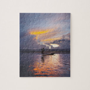 Puzzle Pescador Intha remando con la pierna en una barca 