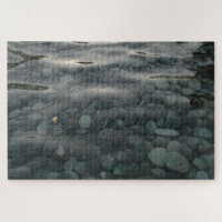 Piedras suaves en una serie de aguas rizadas, foto