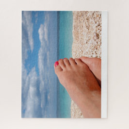 Puzzle Pies con el esmalte de uñas en la playa