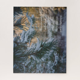 Puzzle Pino cubierto de nieve en el bosque invernal