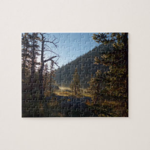 Puzzle Pinos Helados Iluminados por el Sol en Dream Lake