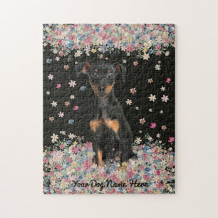 Puzzle Pinscher miniatura sentado en tierra de flores