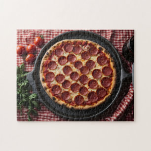 Puzzle Pizza en una sartén sobre una mesa