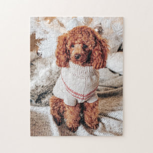 Puzzle Poodle rojo en un suéter bajo un árbol de Navida