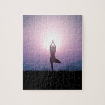 Postura del árbol de yoga Vrksasana negro púrpura