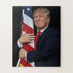 Puzzle Presidente Trump Abrazando la Bandera Americana -