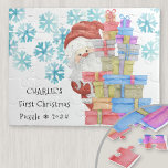 Puzzle Primera fiesta navideña personalizada Santa Claus<br><div class="desc">Rompecabezas personalizado para un niño pequeño o la primera navidad de un chica. El diseño presenta a Santa Claus asomándose a una pila de regalos envueltos y copos de nieve. El texto dice "[nombre] Primer rompecabezas de Navidad ❅ [año]" y la plantilla está preparada para su personalizar.</div>