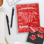 Puzzle Propuesta de matrimonio personalizado se casará co<br><div class="desc">Sigue tu corazón y haz una sorpresiva y linda propuesta a tu novia para que te aguantes toda tu vida. Mensaje de personalizable completo mensaje de texto regalo romántico en un hermoso rubí vibrante rojo, gris claro y blanco con corazones de encaje de garrapatas y ramas de flores de cerezo...</div>