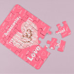 Puzzle Propuesta de matrimonio personalizado se casará co<br><div class="desc">Sigue tu corazón y haz una sorpresiva y linda propuesta a tu novia para que permanezca como un gran placer toda tu vida! Personalizable completo hermosa rosa rosa rosa rosa y tipografía de amor blanco con patrón de corazones de encaje doodle con anillos de compromiso dentro de un gran rompecabezas...</div>