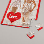 Puzzle Propuesta de matrimonio te casarás conmigo con tu<br><div class="desc">"¿Te casarás conmigo?" ¡Haz la pregunta a tu manera única! Sigan su corazón y hagan un regalo sorpresivo para el matrimonio lindo a su novia para saborear los recuerdos de sus comienzos durante toda su vida. Personalízalo con tu foto de pareja favorita,  tu texto y nombres.</div>