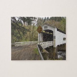 Puzzle Puente cubierto de Wild Cat, condado de Lane, Oreg