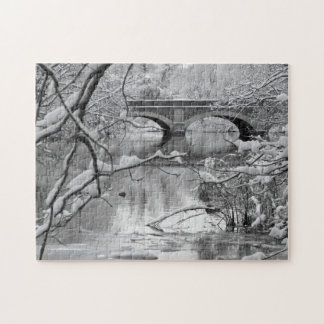 Puzzle Puente del arco sobre el río congelado en invierno