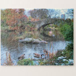 Puzzle Puente Gapstow, Central Park CIUDAD DE NUEVA YORK<br><div class="desc">El puente Gapstow en Central Park puede parecer lejano hoy en día, pero será de tu agrado cuando esté completo. Una hermosa vista del puente Gapstow en Central Park. Este rompecabezas no sólo ofrece entretenimiento, sino también un bonito toque de queda que se puede disfrutar una y otra vez. Talla:...</div>