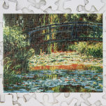 Puzzle Puente sobre el estanque acuático de Claude Monet<br><div class="desc">El Puente sobre el estanque de lirio acuático (1900) de Claude Monet es un bonito cuadro de arte floral de estilo imponente vintage. Forma parte de una serie de pinturas de pasarelas japonesas que Monet pintó en sus jardines de flores de primavera en Giverny, Francia. Sobre el artista: Claude Monet...</div>