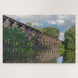 Puzzle Puentecillo de tren de madera sobre un río