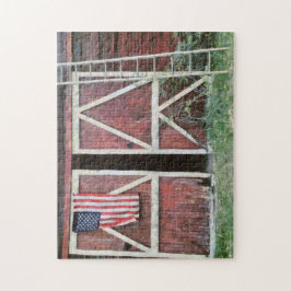 Puzzle Puertas antiguas de granero rojo con bandera y pla