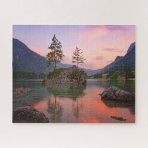 Puzzle Puesta de sol en el lago con árboles, rocas y mont