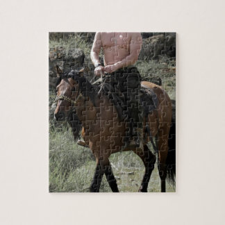 Puzzle Putin descamisado monta un caballo