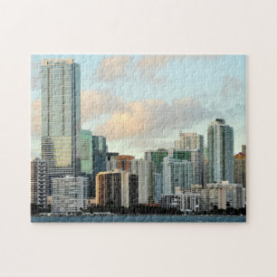 Puzzle Rascacielos de Miami contra el cielo claro ancho
