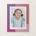 Puzzle Rayas púrpura rosa linda foto personalizada<br><div class="desc">Un divertido y colorido patrón de rayas en tonos rosados y morados rodea una sola foto vertical con texto personalizado. Este regalo fotográfico es perfecto para todas las edades -desde niños hasta abuelos para conmemorar una divertida foto o acontecimiento.</div>