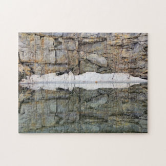 Puzzle Reflexiones sobre la pared del rock en la naturale