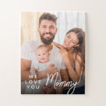 Puzzle Regalo para mamá Idea Foto de mamá personalizada<br><div class="desc">Expresa tu amor y admiración con nuestro "¡Te amamos mamá! Personalizado Photo Puzzle" - un reconfortante y sentimental regalo que traerá alegría y recuerdos cariñosos a tu amado padre. Este rompecabezas fotográfico personalizado es una manera deliciosa de mostrarle lo mucho que significa para usted. Con las entrañables palabras "Te amamos...</div>