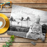 Puzzle Respira el Buda Hawai foto en blanco y negro<br><div class="desc">"Respira". Cada vez que visito la Isla Grande, necesito ir a este Buda. Algo sobre el esplendor del océano, el rostro pacífico y la soledad de su ubicación me hace sentir tranquilo, sereno y feliz. Tómate un momento para relajarte cada vez que trabajes en este hermoso rompecabezas de fotos inspiradoras...</div>