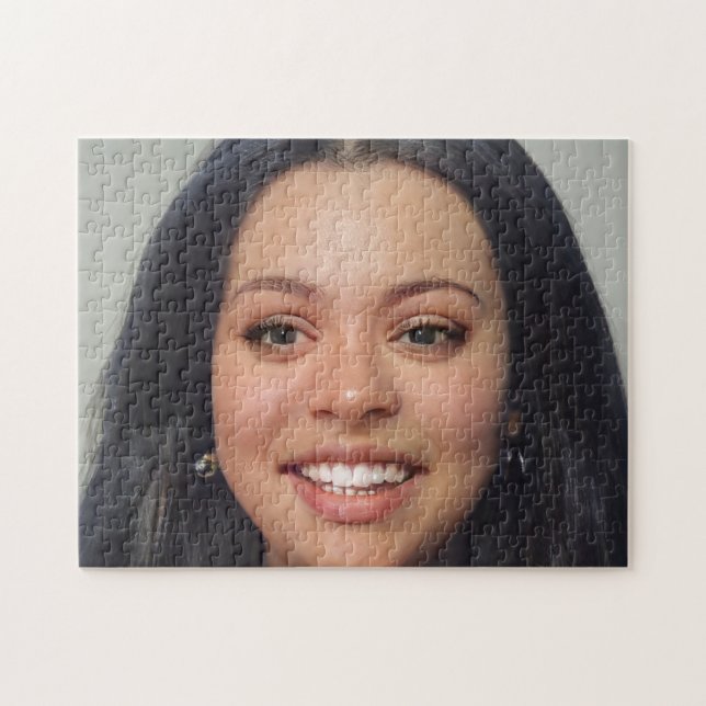 Puzzle Retrato Brunette Hair sonreír joven (Horizontal)