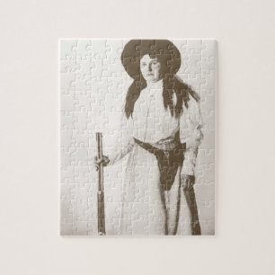 Puzzle Retrato fotográfico de una vaquera sosteniendo un 