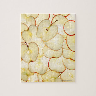 Puzzle rodajas de manzana retroiluminadas y dispuestas en